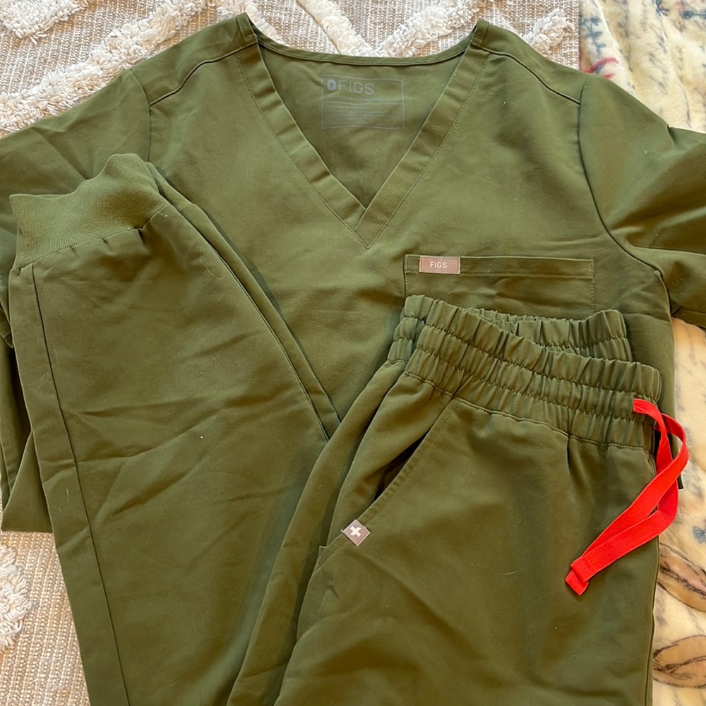 Olive Green Figs Scrubs set!